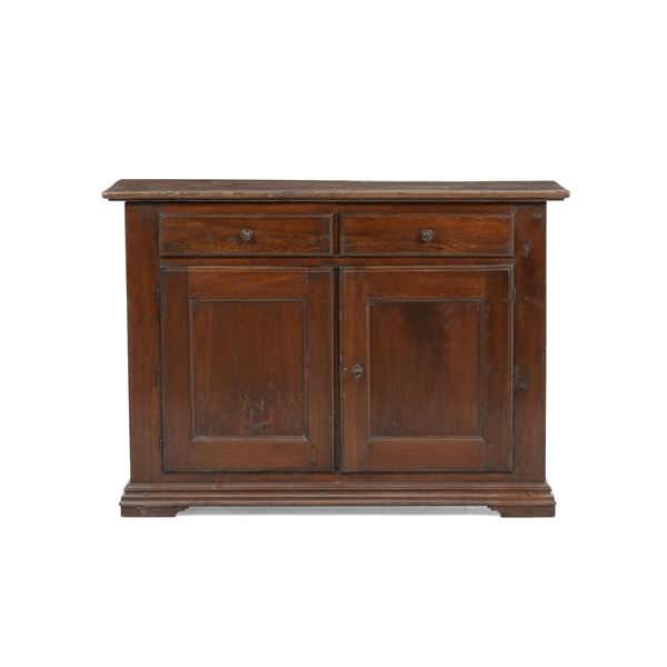 Credenza due ante e due cassetti in noce, rimaneggiata