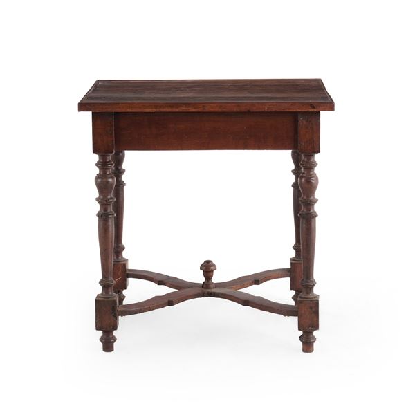 Tavolino in legno di frutto, gambe a rocchetto con crociera, assemblato