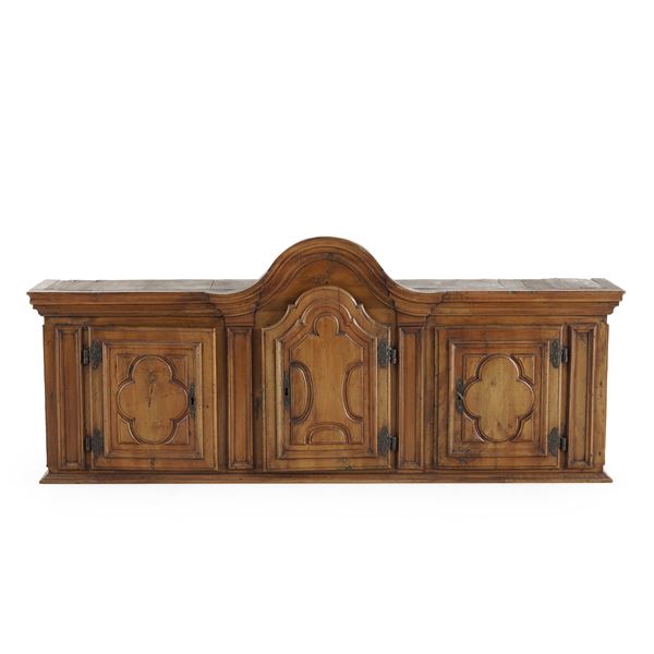 Alzata a tre antine in noce intagliato. XVII-XVIII secolo