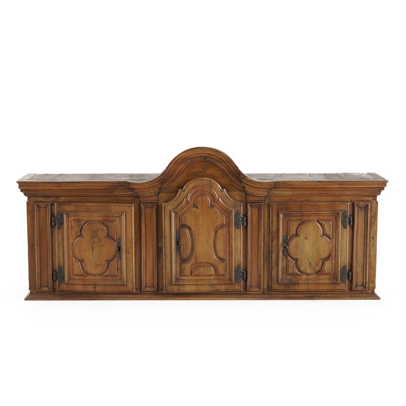 Alzata a tre antine in noce intagliato. XVII-XVIII secolo  - Asta Antiquariato - Cambi Casa d'Aste