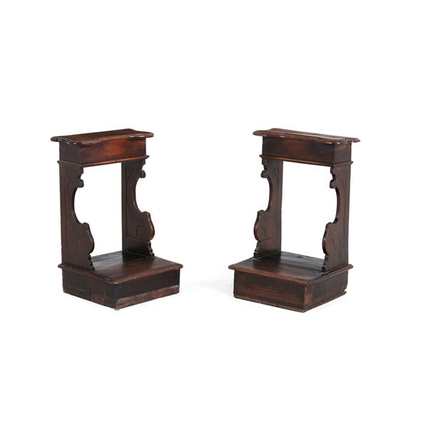 Coppia di inginocchiatoi in legno di noce. XVIII secolo