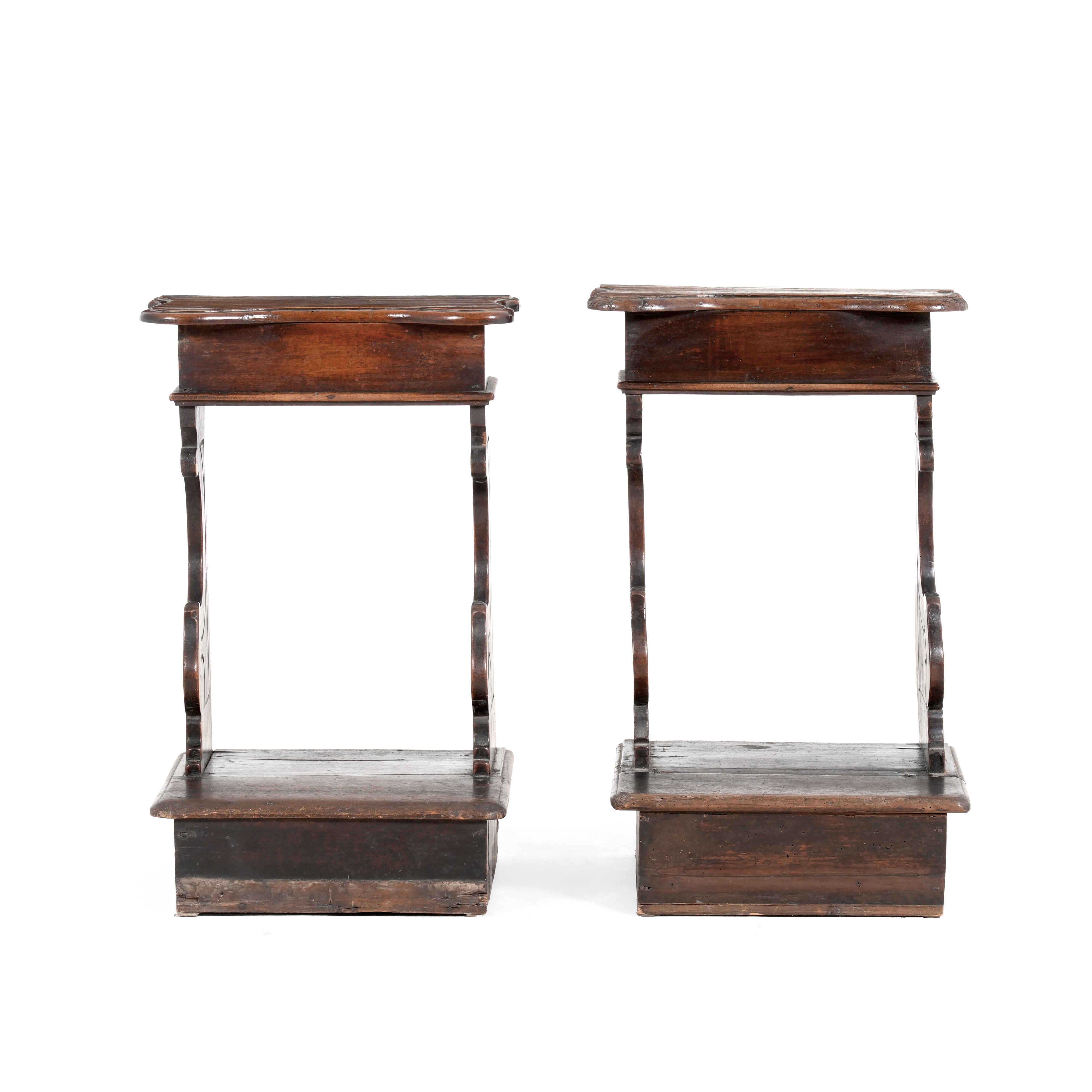 Coppia di inginocchiatoi, legno di noce, XVIII secolo
