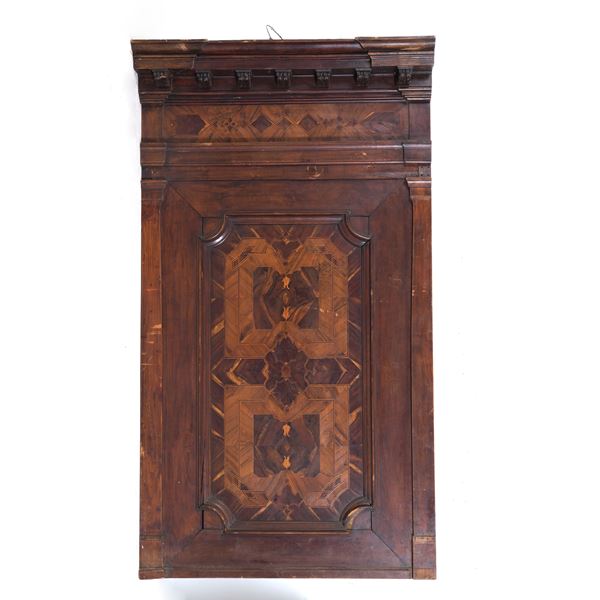 Frontale in legno lastronato e intarsiato