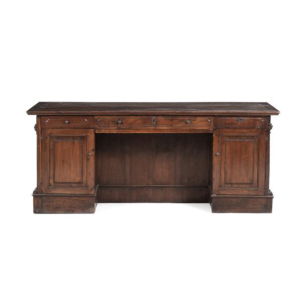 Grande scrivania a bancone in legno di noce (rimaneggiata)