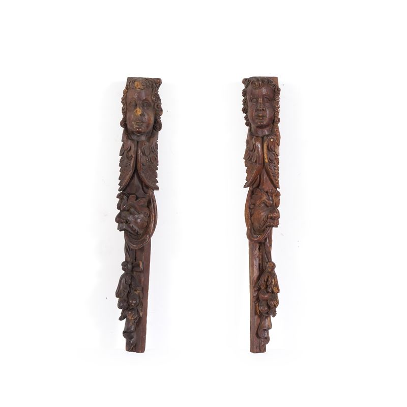 Due cariatidi in noce scuro intagliato a teste di angelo  - Asta Antiquariato - Cambi Casa d'Aste