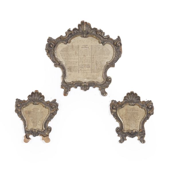 Tre cartaglorie in legno intagliato e dorato a mecca. XVIII secolo