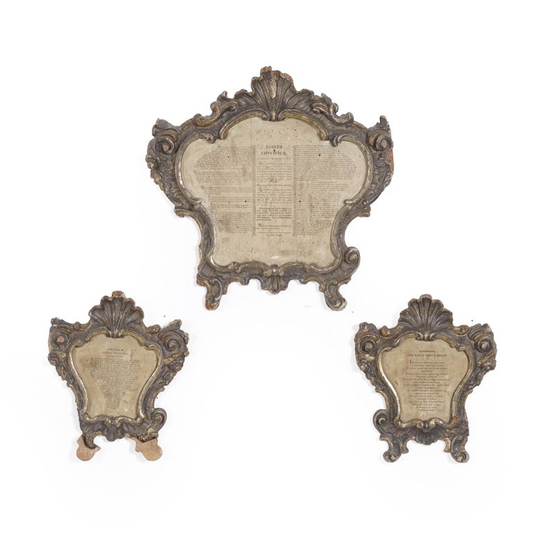 Tre cartaglorie in legno intagliato e dorato a mecca. XVIII secolo  - Asta Antiquariato - Cambi Casa d'Aste