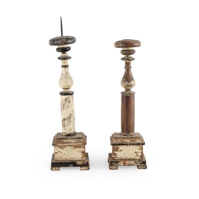 Due candelieri in legno di frutto parzialmente laccati, altezza massima 93 cm