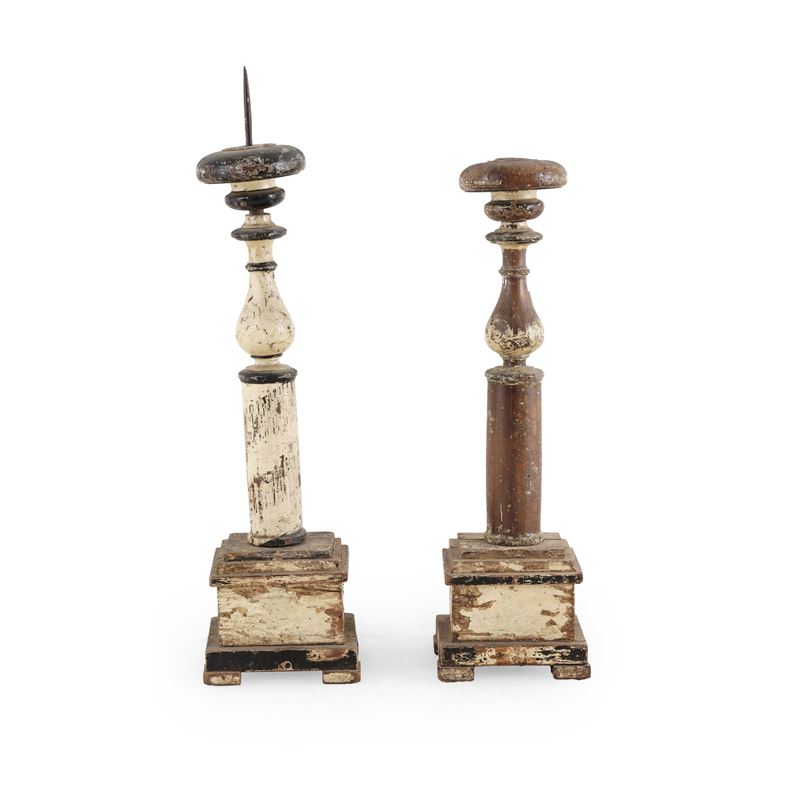 Due candelieri in legno di frutto parzialmente laccati  - Asta Antiquariato - Cambi Casa d'Aste