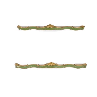 Coppia di Mantovane in Legno Laccato Verde e Dorato. XVIII Secolo