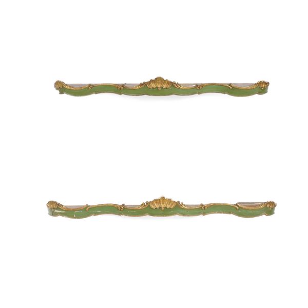 Coppia di mantovane in legno laccato verde e dorato. XVIII secolo  