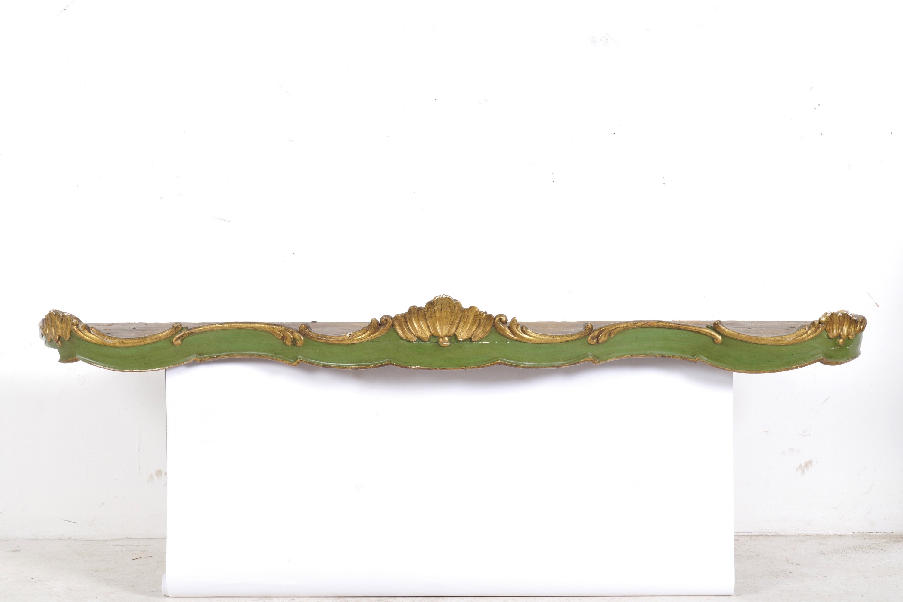 Coppia di Mantovane in Legno Laccato Verde e Dorato. XVIII Secolo