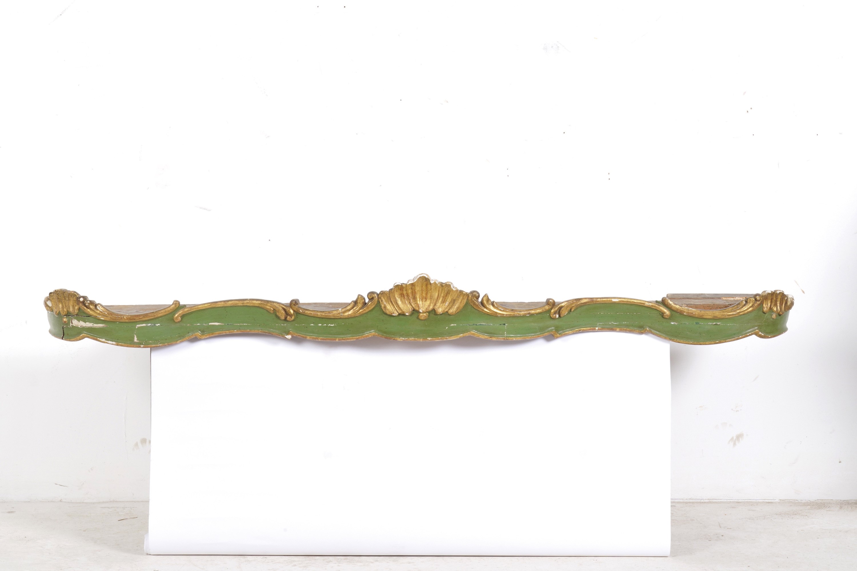 Coppia di Mantovane in Legno Laccato Verde e Dorato. XVIII Secolo