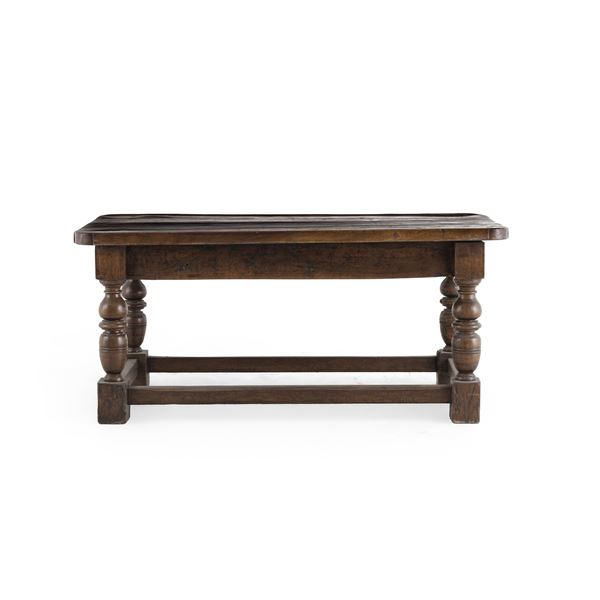 Tavolo a rocchetto in noce, piano di forte spessore (elementi antichi)