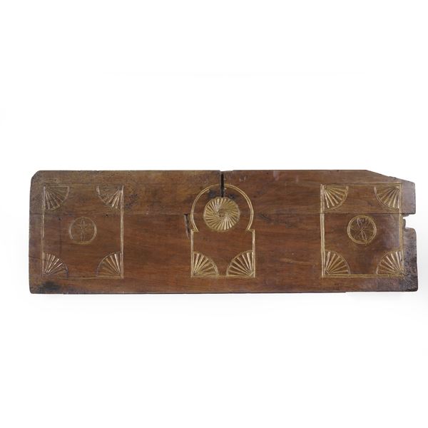 Frontale di cassapanca in noce. XVII secolo