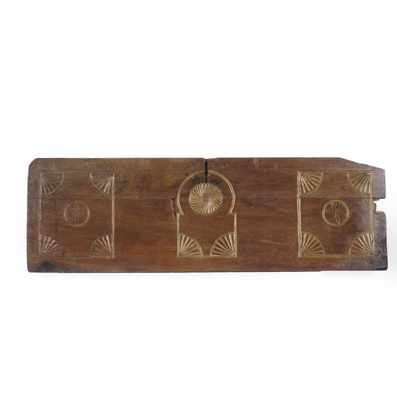 Frontale di cassapanca in noce. XVII secolo  - Asta Antiquariato - Cambi Casa d'Aste
