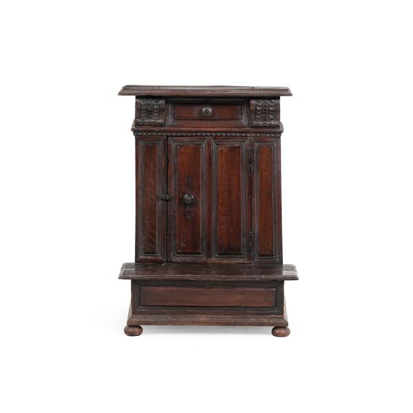 Inginocchiatoio in noce. XVII secolo