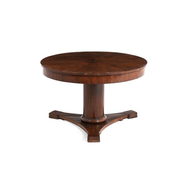 Tavolo tondo Direttorio in noce lastronato. XIX secolo