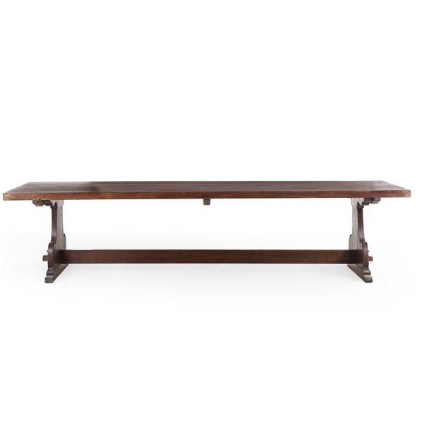 Grande tavolo in noce (alcuni elementi antichi)