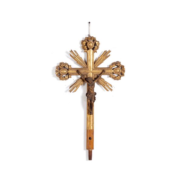 Crocefisso in legno intagliato e dorato. Italia XVIII-XIX secolo