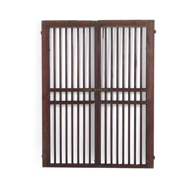 Porta a due ante in legno di larice, realizzata a sbarre. Fine del XVIII secolo