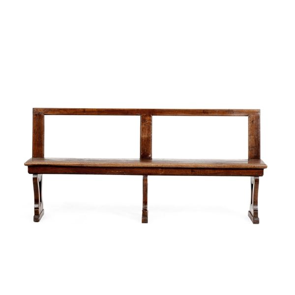 Panca in noce con gambe a lira. XVIII secolo