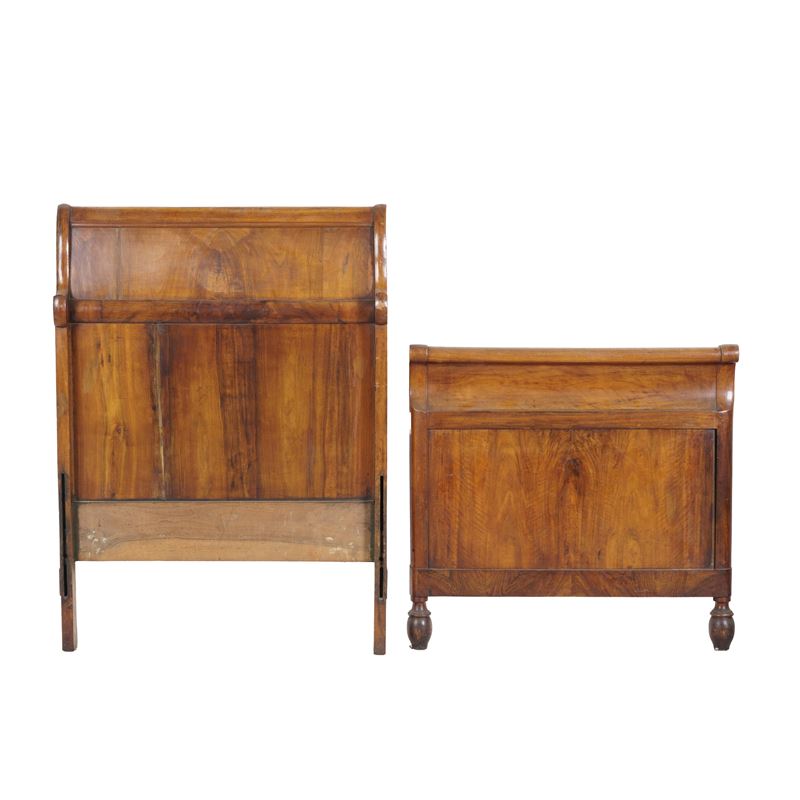 Letto singolo a barchetta in noce. XIX secolo (sponde laterali mancanti)  - Auction Antiquariato - Cambi Casa d'Aste