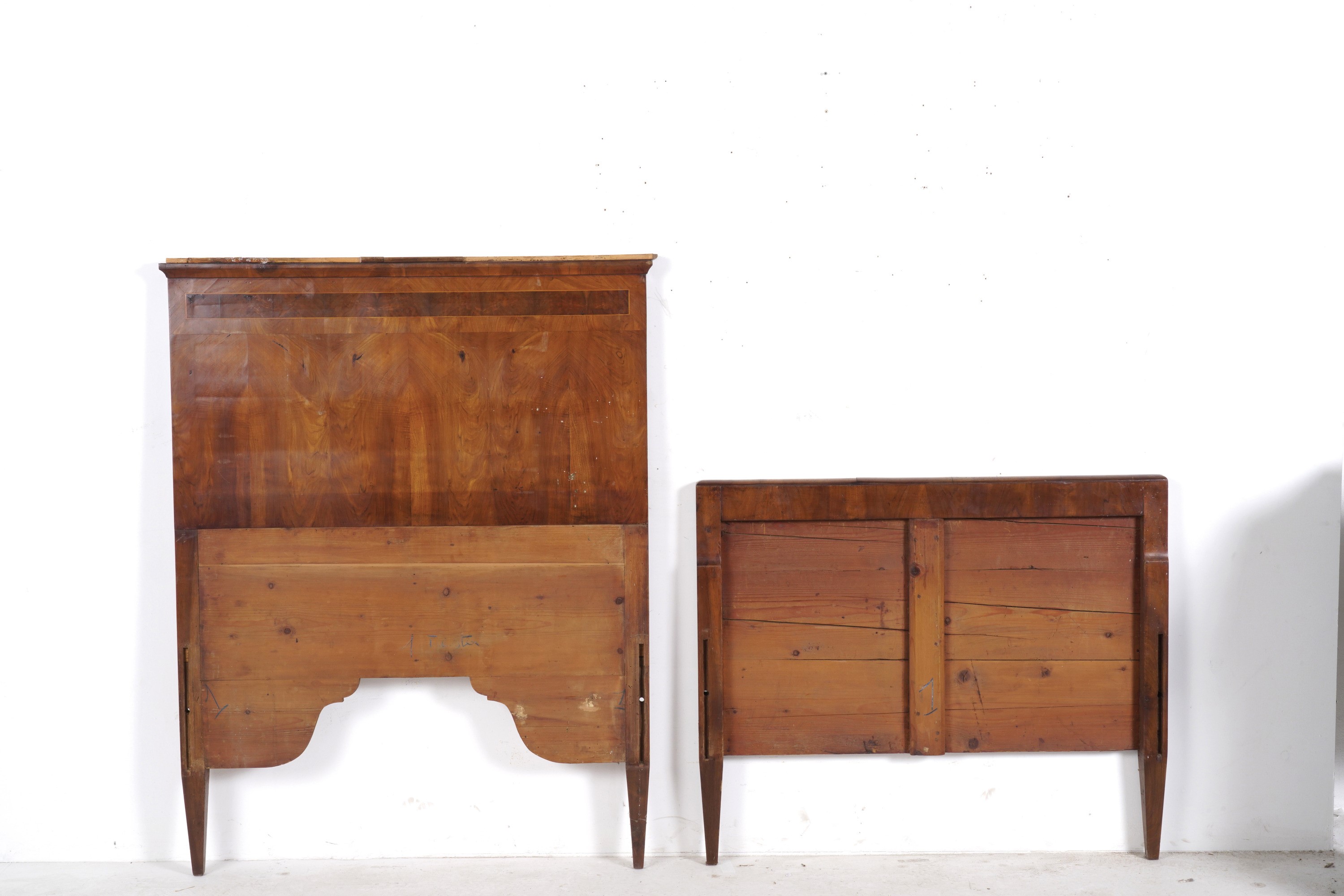 Coppia di letti singoli filettati in noce