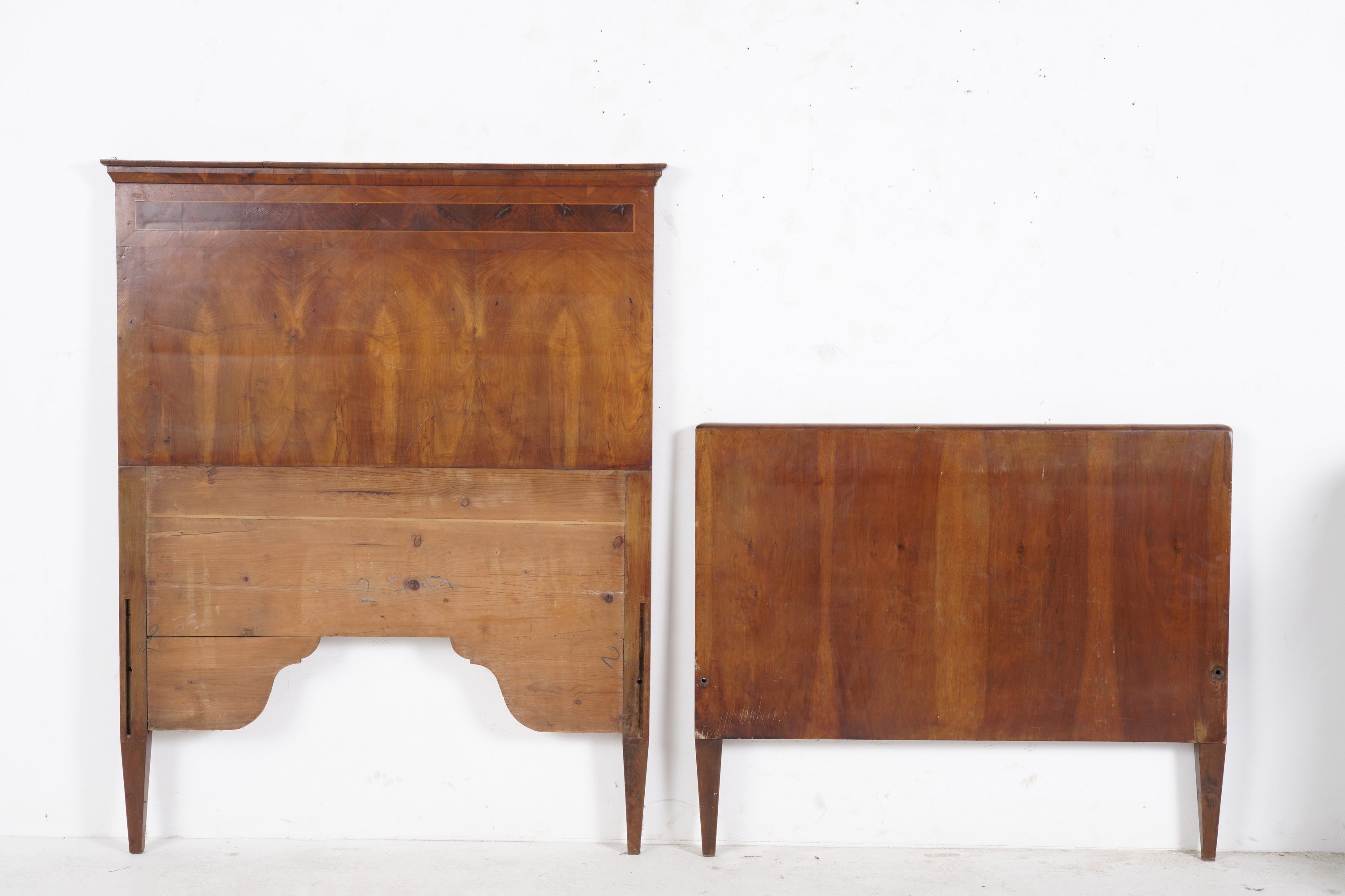 Coppia di letti singoli filettati in noce