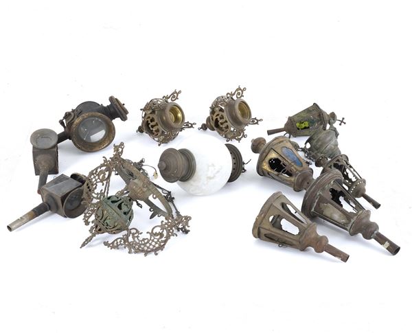 Gruppo di fanali e lampade in metallo