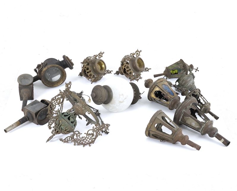 Gruppo di fanali e lampade in metallo  - Asta Antiquariato - Cambi Casa d'Aste