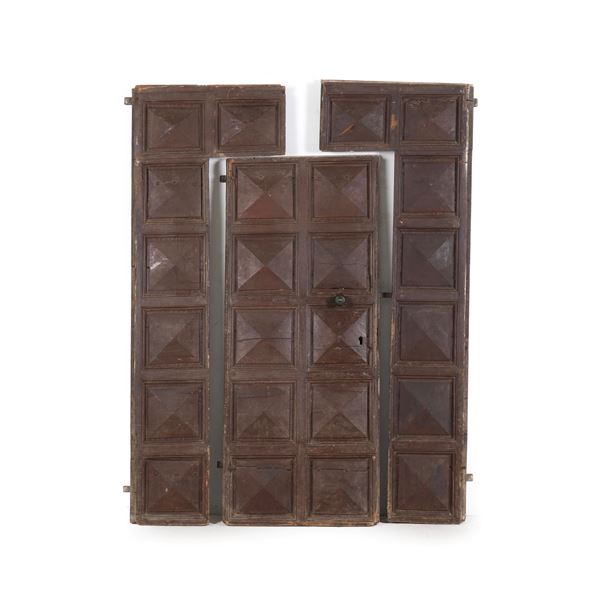 Grande portone bugnato in legno di noce, con lacca coeva. Venezia, XVI secolo 