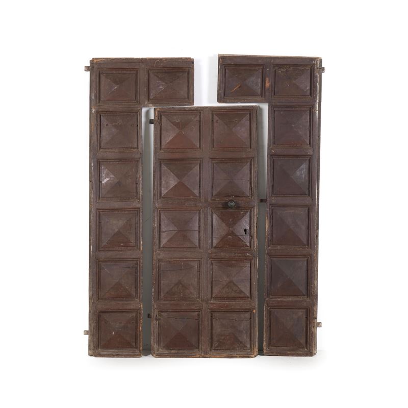Grande portone bugnato in legno di noce, con lacca coeva. Venezia, XVI secolo   - Asta Antiquariato - Cambi Casa d'Aste