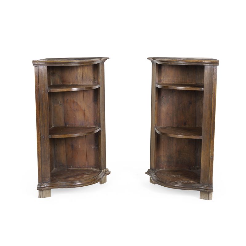 Due angoliere a giorno in noce (elementi antichi)  - Auction Antiques - Cambi Casa d'Aste
