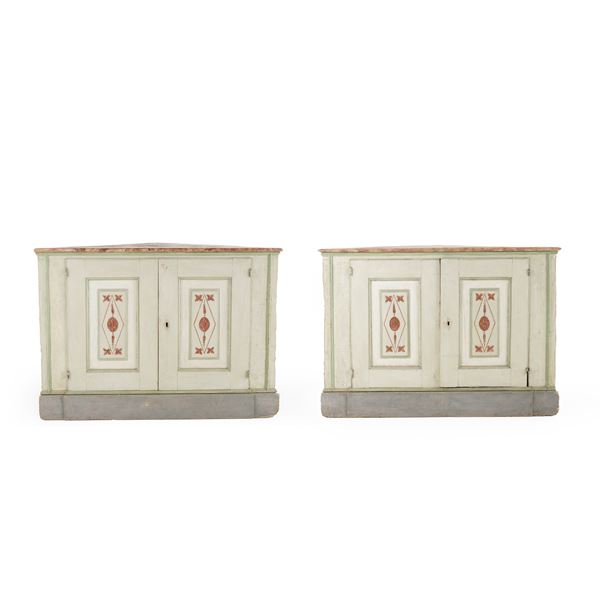 Due angoliere Luigi XVI in legno laccato. XVIII-XIX secolo