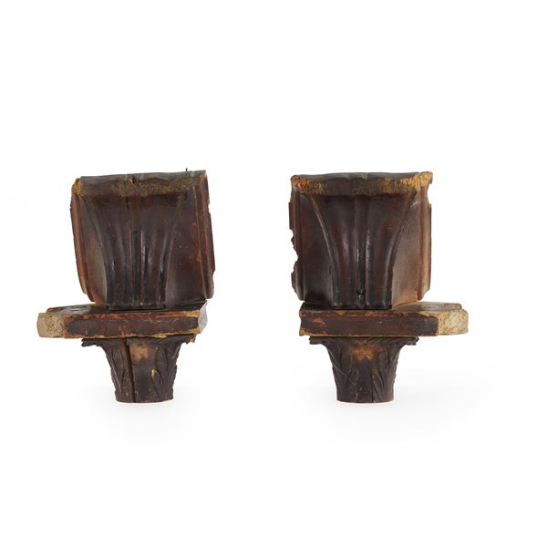 Coppia di terminali in legno intagliato