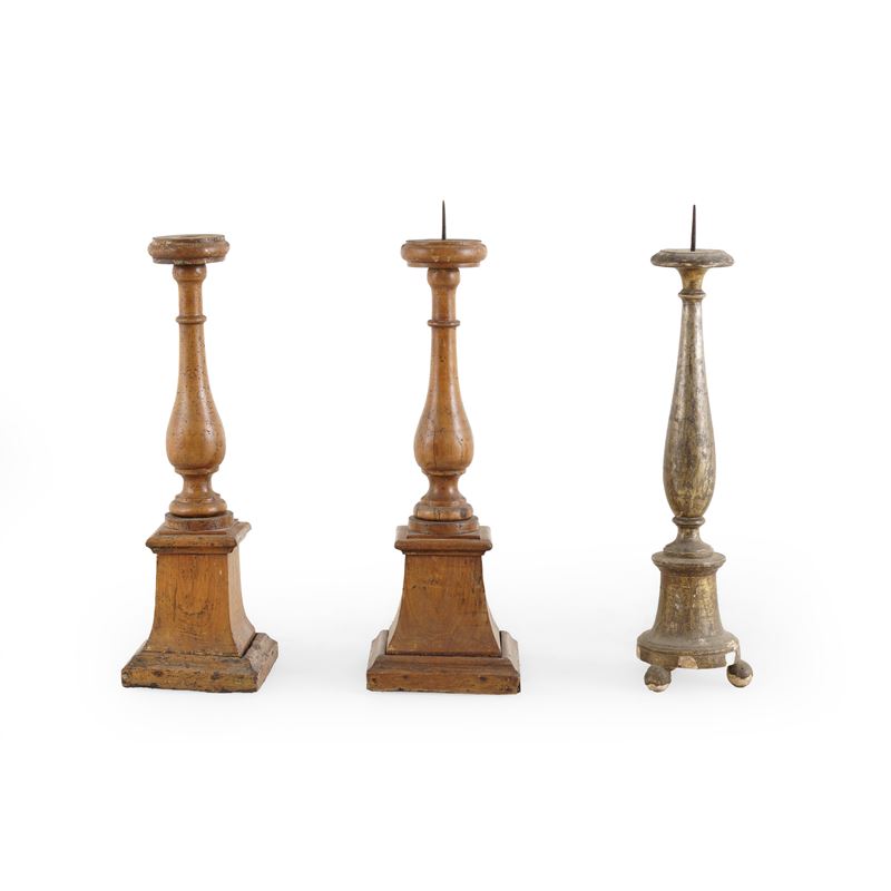 Tre candelieri diversi in legno con fusto tornito  - Asta Antiquariato - Cambi Casa d'Aste