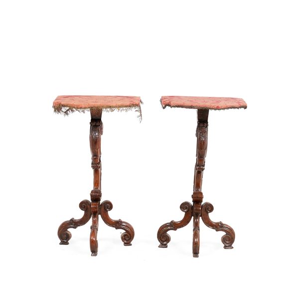 Due trespoli in legno intagliato (vecchia manifattura)