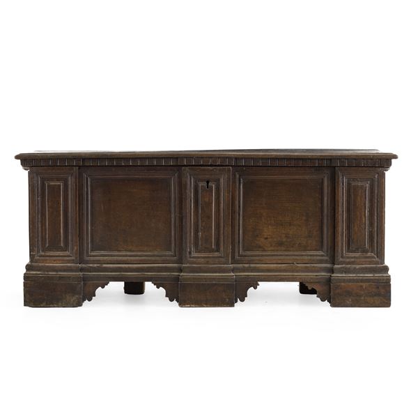 Cassapanca in legno intagliato. XVII-XVIII secolo