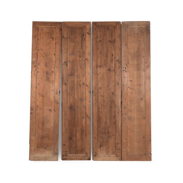 Quattro grandi ante in abete pannellate