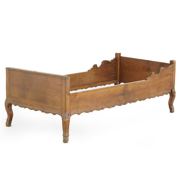 Letto in noce intagliato. XVII-XVIII secolo