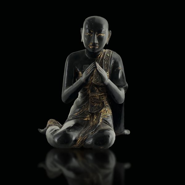 Figura in legno ebanizzato con tracce di doratura raffigurante saggio in preghiera, Thailandia, XIX secolo