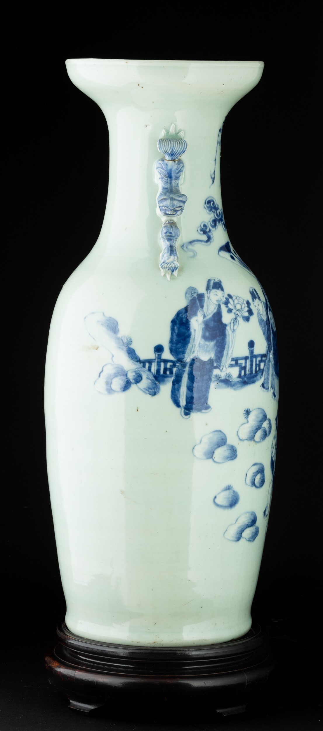 Vaso in porcellana celadon con scena di vita quotidiana, Cina, Dinastia Qing (XIX secolo)