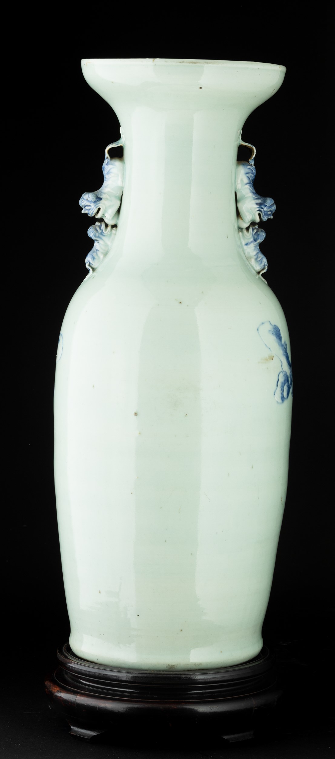 Vaso in porcellana celadon con scena di vita quotidiana, Cina, Dinastia Qing (XIX secolo)