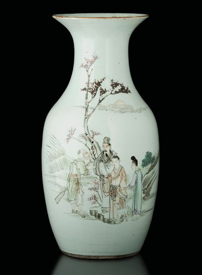 Vaso in Porcellana Qianjiang a Tromba Raffigurante Scena di Vita Comune, Kui Hai Nian, 1933, Cina...