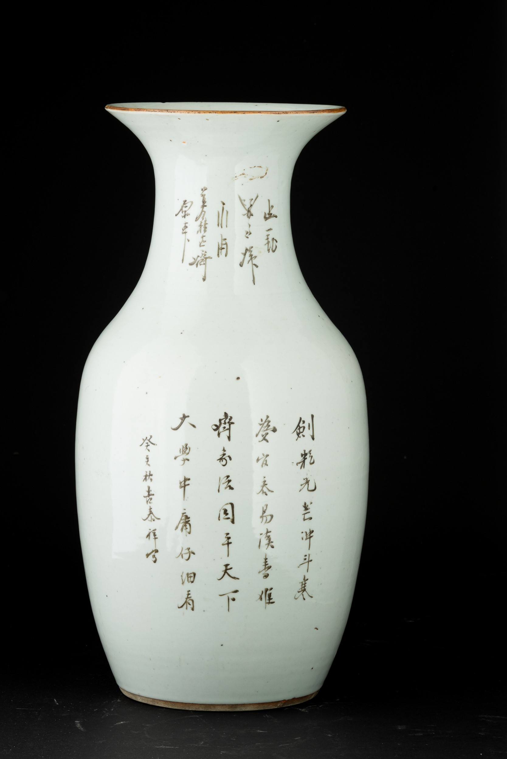 Vaso in Porcellana Qianjiang a Tromba Raffigurante Scena di Vita Comune, Kui Hai Nian, 1933, Cina...