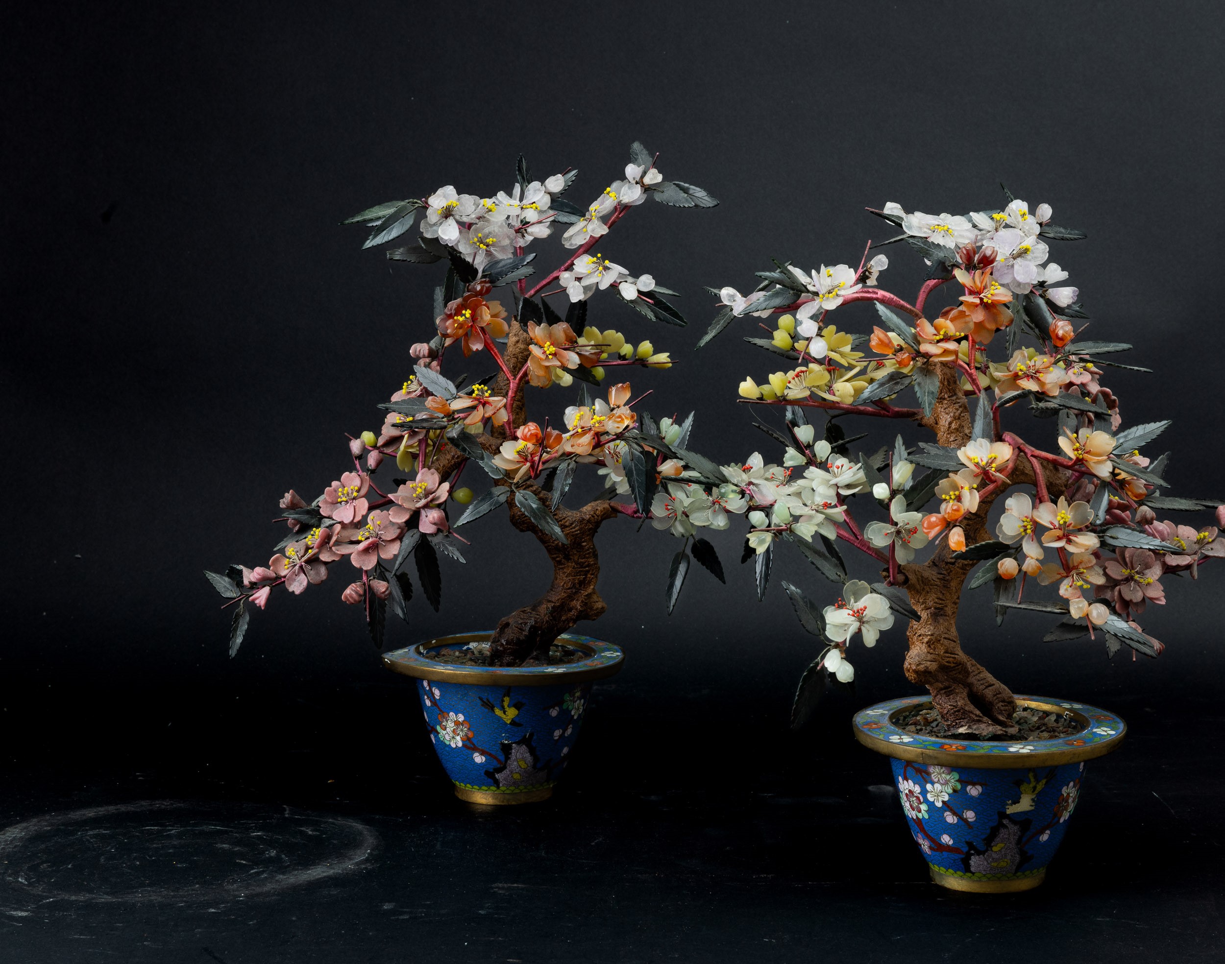 Coppia di Bonsai in Cloisonné e Rami in Pietre Dure e Quarzi, Cina, XX Secolo