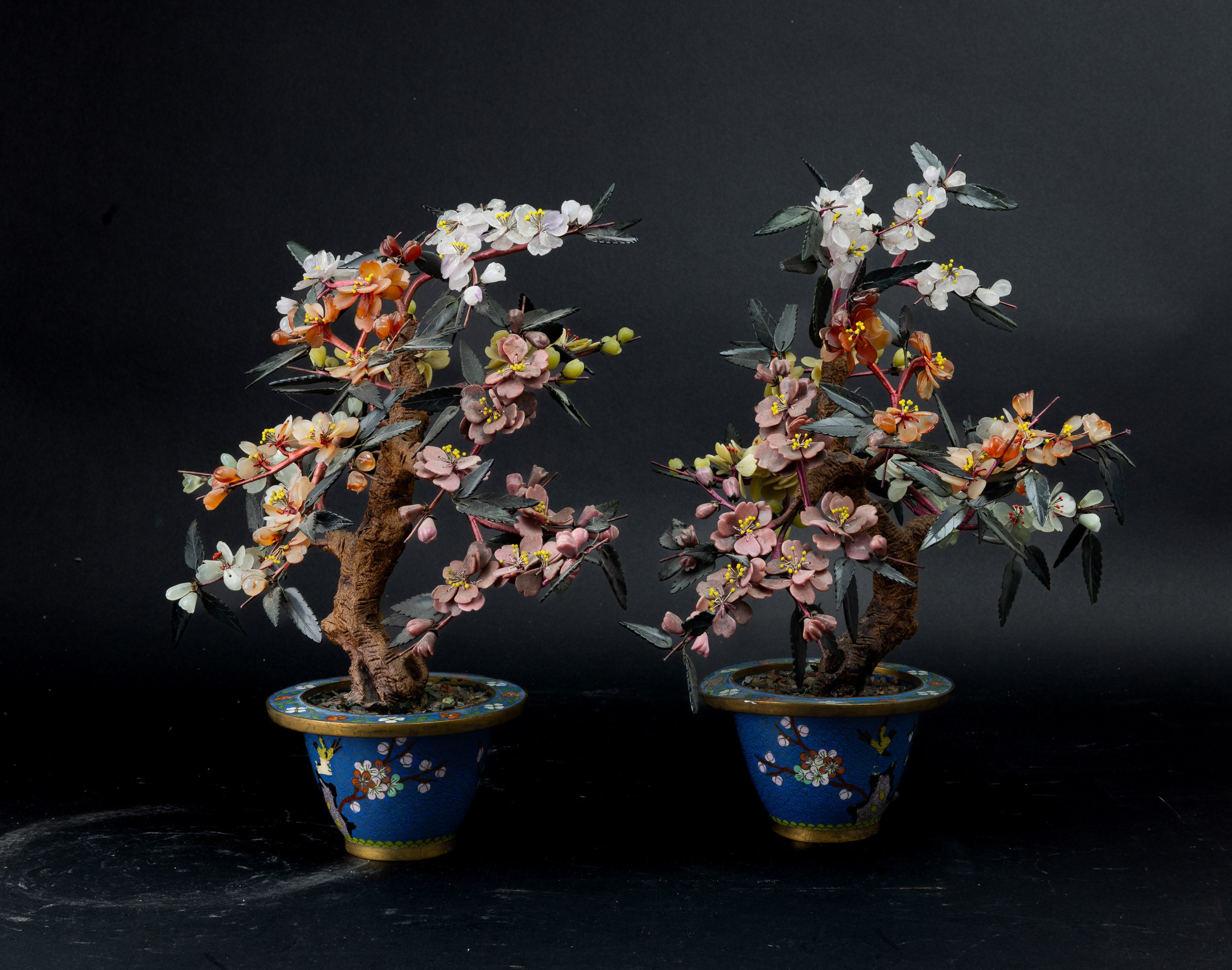 Coppia di Bonsai in Cloisonné e Rami in Pietre Dure e Quarzi, Cina, XX Secolo