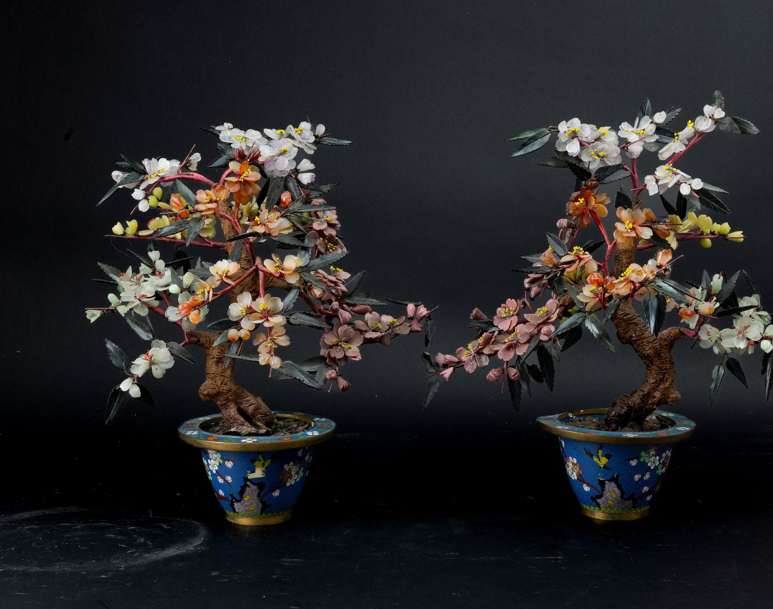 Coppia di Bonsai in Cloisonné e Rami in Pietre Dure e Quarzi, Cina, XX Secolo