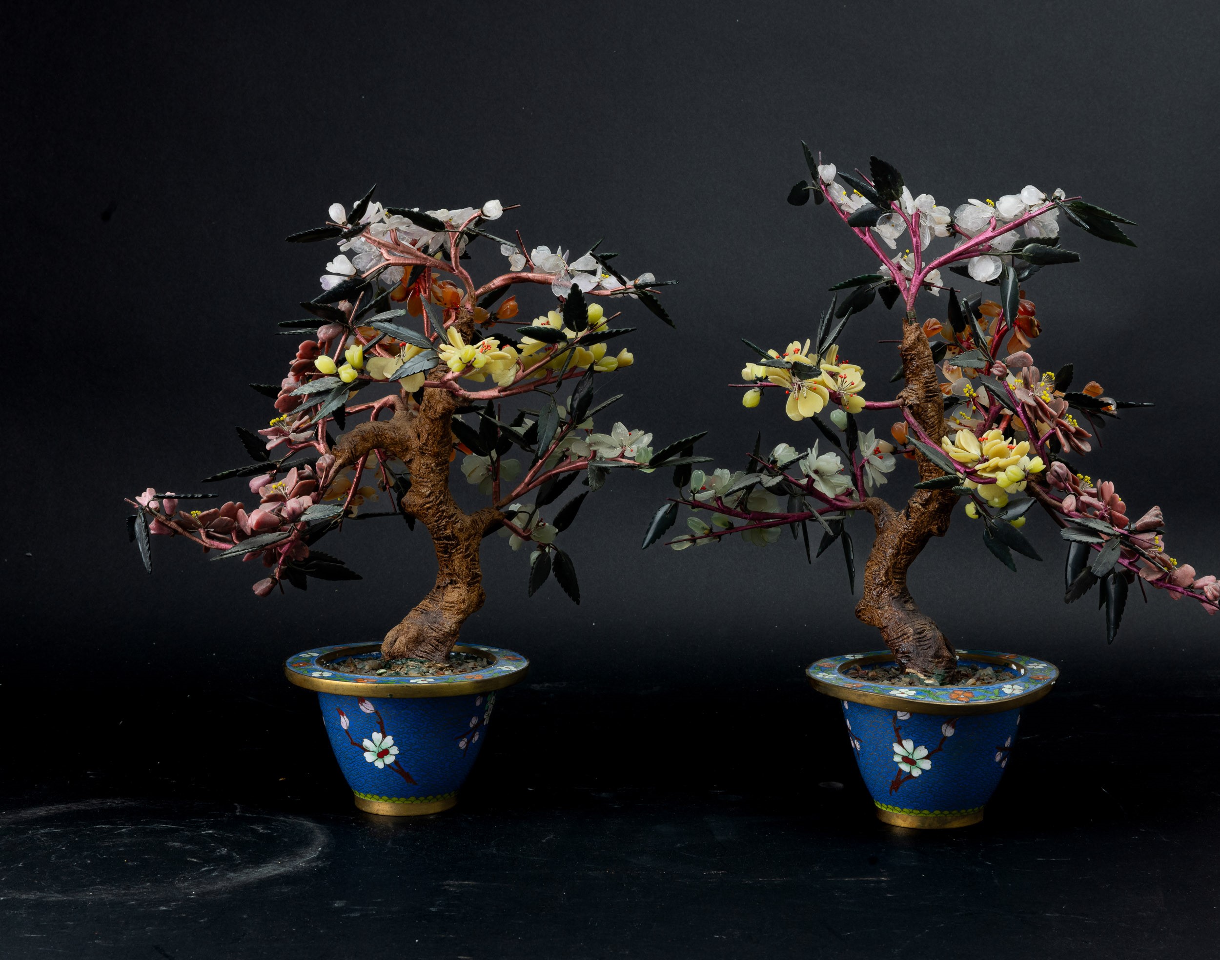 Coppia di Bonsai in Cloisonné e Rami in Pietre Dure e Quarzi, Cina, XX Secolo